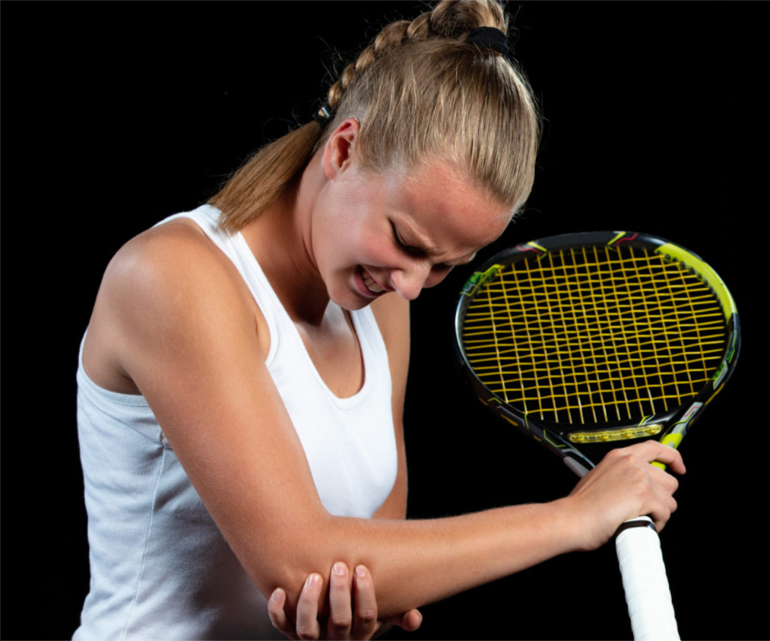 tennis woman player with injury holding the racket on a tennis court